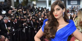 Foto: Pakai Bawahan Super Mini, Sonam Kapoor Tampil Cantik Elegan