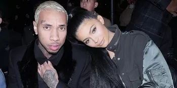 [FOTO] Pakai Bikini, Kylie Jenner Duduk Manja di Pangkuan Tyga
