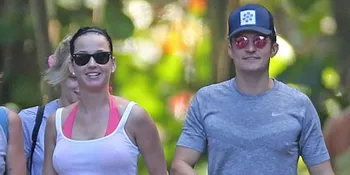 [FOTO] Pakai Cincin Berlian, Katy Perry Dilamar Orlando Bloom?
