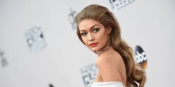 [FOTO] Pakai Dress Berbelahan Tinggi, Pakaian Dalam Gigi Hadid Kelihatan