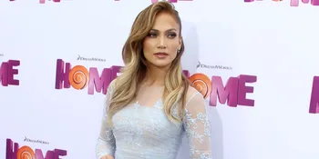 [FOTO] Pakai Dress Super Ketat, Jennifer Lopez Umbar Keseksian