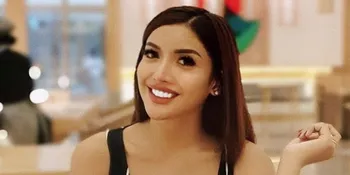 Foto Pakai Dress Terbuka Warna Pink, Millen Cyrus Pamerkan Kulit Tanned