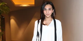 [FOTO] Pakai Dress Transparan, Dena Rachman Bikin Gagal Fokus