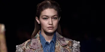 [Foto] Pakai Dress Transparan, Gigi Hadid Pamer Pinggang Ramping