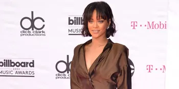 [FOTO] Pakai Dress Tutu Warna Hijau, Rihanna Cantik Atau ...