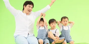 FOTO: Pakai Hanbok Pink Nggemesin, Song Triplets Rayakan Imlek