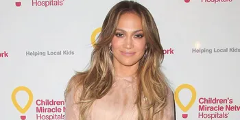 [FOTO] Pakai Hot Pants, Jennifer Lopez Bikin Pria Panas Dingin