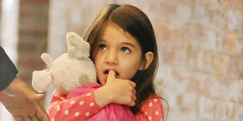 [FOTO] Pakai Jepit, Suri Cruise Imut Saat Jalan-Jalan Bareng Ibu