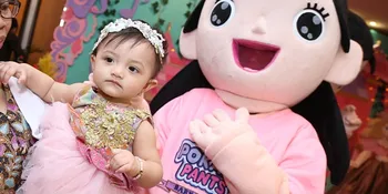 FOTO: Pakai Kacamata Hitam. Arsy Mirip Anang Atau Ashanty?