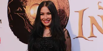 [Foto] Pakai Kebaya Hitam, Titi DJ Tampil Elegan