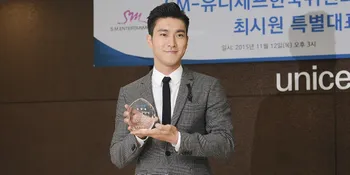 FOTO: Pakai Kostum Boneka Polisi Cute, Choi Siwon Pelukable