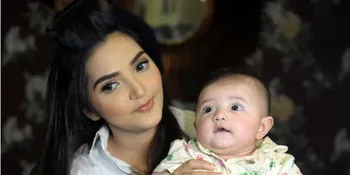 [Foto] Pakai Mukenah, Baby Arsy Makin Imut dan Islami!