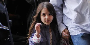 [FOTO] Pakai Pita Besar, Suri Cruise Tampil Cantik &#38; Feminin