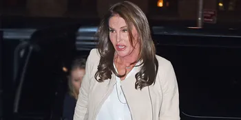 [FOTO] Pakai Rok Super Pendek, Caitlyn Jenner Pamer Paha