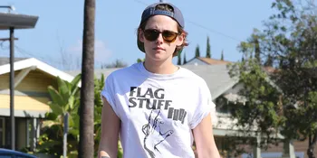 [FOTO] Pakai Sandal Jepit, Kristen Stewart Tetap Kece Badai!