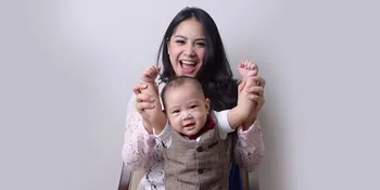 [FOTO] Pakai Sarung & Songkok, Lucunya Rafathar Saat Ikut Jumatan