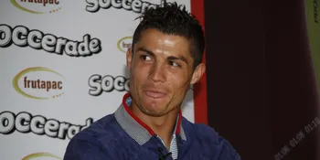 [Foto] Pake Sarung, Cristiano Ronaldo Berak di Sungai
