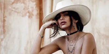 [FOTO] Pamer Body Killer, Emily Ratajkowski Topless di Pantai