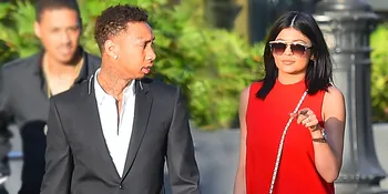 [FOTO] Pamer Cincin di Jari Manis, Kylie Jenner Sudah Menikah?