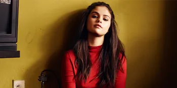 [FOTO] Pamer Perut, Abs Seksi Selena Gomez Jadi Pusat Perhatian