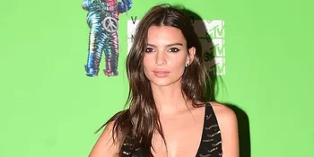 [FOTO] Pamer Perut, Emily Ratajkowski Bikin Pria Kelimpungan