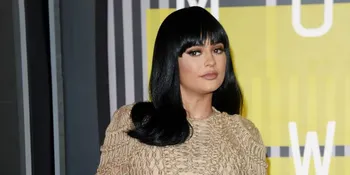 [FOTO] Pamer Tato Baru di Pinggang, Kylie Jenner Super Menggoda