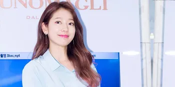 FOTO: Park Shin Hye Pamer Punggung Cantik di Pemotretan Terbaru