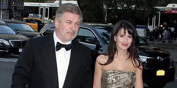 FOTO: Penuh Cinta, Alec Baldwin Cium Mesra Istrinya di Depan Umum