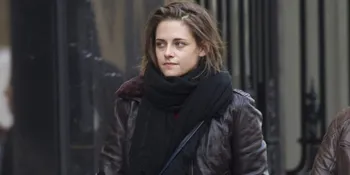 [Foto] Perdana! Ini Penampilan Kristen Stewart Dalam Film Hantu