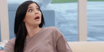 Foto Perdana Kylie Jenner Saat Muncul di Depan Publik Usai Melahirkan