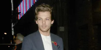[FOTO] Perdana! Louis Tomlinson Tertangkap Kamera Bawa Anaknya