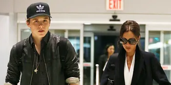 [FOTO] Pose Bareng Victoria, Brooklyn Beckham Seganteng Ayahnya