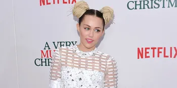 [FOTO] Pose Liar Miley Cyrus, Makan Pizza Sambil Setengah Bugil