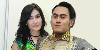 FOTO: Pose Mesra Bareng Iis Dahlia, Tangan Nassar 'Nakal'