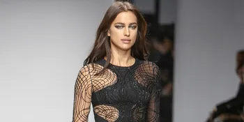 FOTO: Pose Panas di Atas Ranjang, Irina Shayk Nekat Tanpa Busana