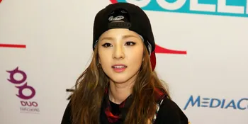 [FOTO] Pose Super Imut Dara 2NE1 Saat Ucapkan Selamat Natal