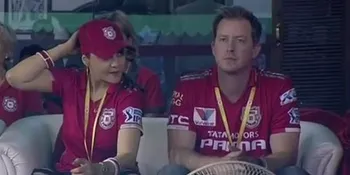 [Foto] Preity Zinta Ajak Suami dan Mertua ke Taj Mahal, So Sweet