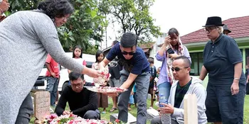FOTO: Project Pop Pertama Kali Datangi Makam Mendiang Oon