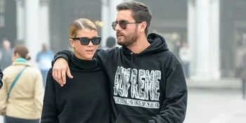 [FOTO] Puas Berenang di Pantai, Scott Disick Peluk Mesra Sofia Richie