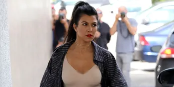 [FOTO] Punya 3 Anak, Kourtney Kardashian Tetap Ramping &#38; Seksi