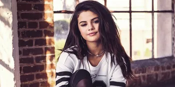 [Foto] Punya Sisi Macho, Selena Gomez Gahar Bawa Kapak