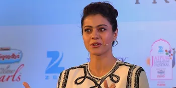 [Foto] Rayakan Durga Puja, Kajol Cantik Pakai Kurta Pink Menyala