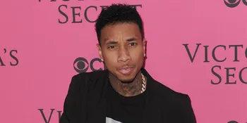 [FOTO] Rayakan Hari Kemerdekaan US, Tyga Pesta Dengan Wanita Ini