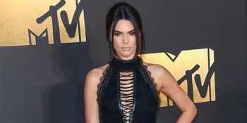 [FOTO] Rayakan Ultah ke-21, Kendall Jenner Dapat Kado Mobil Mewah