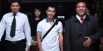 [Foto] Rindu Berat, Pacar Eza Gionino Jenguk ke Sel