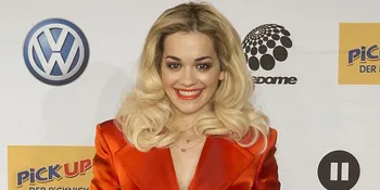 [Foto] Rita Ora Telanjang di Balik Jas Panjang?