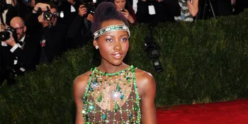 [FOTO] Rok Terlalu Pendek, Lupita Nyong O Alami Bencana Fashion