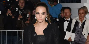 [FOTO] Romantis! Cara Delevingne &#38; Wanita Ini Umbar Kemesraan