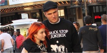 FOTO: Romantis! Ciuman Pertama Hayley - Chad Usai Resmi Menikah