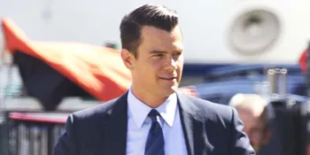 [FOTO] Saat Josh Duhamel Gendong Anaknya, Sama-Sama Bikin Gemas
